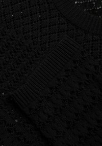 Schwarzer Strickstoff mit einem strukturierten, offenen Häkelmuster. Verfügt über gerippte Kanten und unterschiedliche Nähte für ein einzigartiges Design.