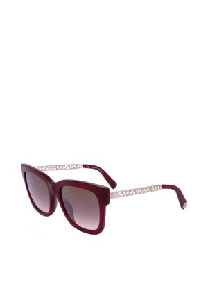 Occhiali da sole quadrati color burgundy con lenti scure sfumate e aste decorative in metallo argentato con motivi traforati intricati.