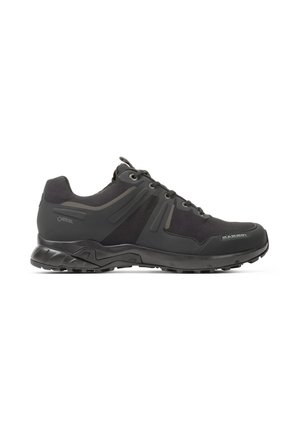 Zwarte laag uitgesneden wandelschoen met vetersluiting, robuuste zool en Gore-Tex waterdicht materiaaldetail aan de zijkant.