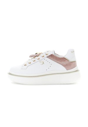Sneaker bianco con suola spessa, tallone in velluto rosa, occhielli dorati e charm decorativo a forma di cuore rosa sui lacci, dettaglio del logo laterale.