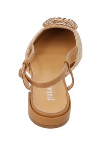 Sandali beige con tomaia intrecciata e decorazione in strass, dotati di una cinghia regolabile alla caviglia e una suola piatta e liscia.