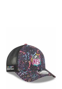 Casquette noire avec un design éclaboussé coloré, comportant un logo de la NFL et un patch avec le texte "Attraper le Crucial Intercepter le Cancer." Dos en mesh.