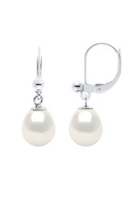 Boucles d'oreilles en forme de goutte avec une finition blanche brillante. Conçues avec des fermoirs à ressort en argent et un accent sphérique au-dessus de la perle.