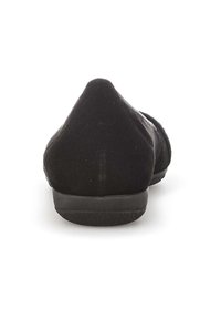 Bailarinas de ante negras con puntera afilada y suela de goma baja. La vista trasera destaca una textura suave y un diseño elegante y sencillo.