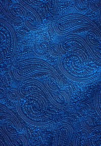 Texturerat tyg i en livfull blå nyans med ett intrikat paisley-mönster, där upphöjda mönster ger djup och kontrast.