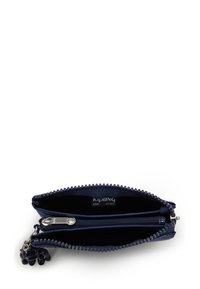 Portafoglio blu navy con zip, due scomparti, esterno in tessuto testurizzato e dettaglio con portachiavi. Presenta l'etichetta del marchio all'interno.