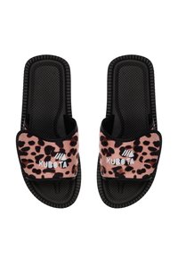 Czarno-różowe klapki w motyw panterki z miękkim aksamitnym paskiem i teksturowaną gumową podeszwą, z białym logo na pasku.