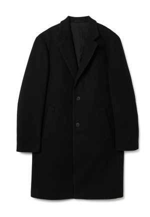 Cappotto lungo in lana nera con rever a lancia, due bottoni e tasche laterali a filetto; texture liscia e silhouette strutturata.