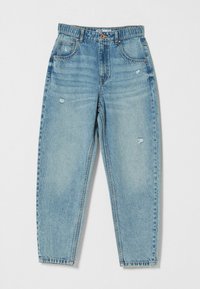 Vaaleansiniset korkeavyötäröiset farkut, joissa on kapeneva lahje ja hienovaraisia kulumiskohtia etutaskuissa ja reisisuilla.