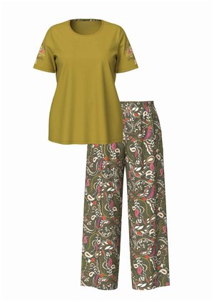 Olivově zelené tričko s krátkými rukávy a květinovou výšivkou, doplněné širokými kalhotami s barevným vzorem na tmavém pozadí.