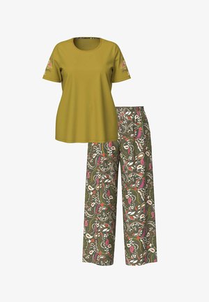 Olivengrøn T-shirt med korte ærmer og blomsterbroderi, kombineret med bukser med vide ben i et flerfarvet mønster på en mørk baggrund.