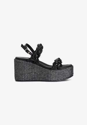 Schwarze Plateausandalen mit Obermaterial aus gewobenem Stoff, geflochtenen Riemen, verstellbarem Knöchelverschluss und einer strukturierten wedge in Schwarz-Grau.