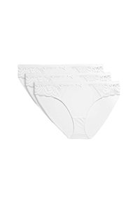 Witte damesonderbroeken, drie-pack, met kantafwerking met een gegolfde rand en kleine strikjes; gladde stof met een stippenpatroon.