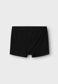 Čierne bavlnené boxerské šortky s hladkou textúrou, elastickým pásom a krátkou dĺžkou nohavíc. Na páse je diskrétne logo značky.