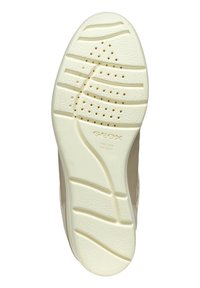 Semelle de sneaker GEOX en crème avec une surface texturée, des lignes courbées et des perforations circulaires pour la respirabilité. Logo de marque clair et visible.