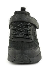 Schwarze wasserdichte Sneakers mit strukturiertem Mesh-Obermaterial, Gummisohle und elastischen Schnürsenkeln. Verfügt über einen Klettverschluss für eine sichere Passform.