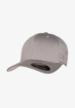 Grijze aansluitende baseballpet met gebogen klep en label aan de voorzijde met maat- en merkinformatie.