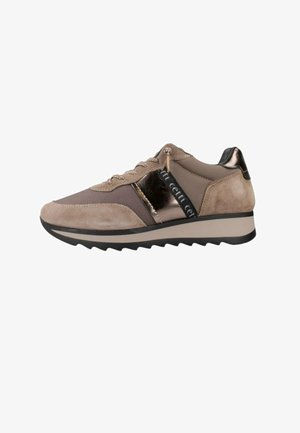 Zapatillas de deporte con cordones que cuentan con una parte superior de ante y malla en color beige, detalles metálicos, un panel texturizado y una suela externa negra y robusta.