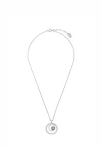 Collana d'argento con pendente circolare contenente un pietra verde centrale e pietre chiare circostanti, su una catena delicata.