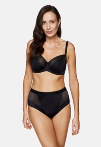 Czarny biustonosz i wysokie majtki z gładkiej tkaniny z przezroczystymi wstawkami z siateczki i geometrycznym wzorem. Do zestawu dołączone są regulowane ramiączka.