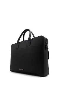 Sort laptop taske lavet af struktureret syntetisk materiale med to hanke, lynlås og en mærkevare metalaccent på forsiden.