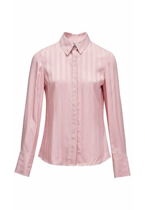 Camisa de botones de manga larga color rosa claro, hecha de una tela suave con rayas verticales; cuenta con un cuello clásico y puños de un solo botón.