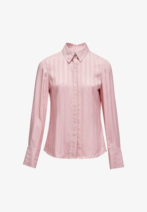 Camisa de botones de manga larga color rosa claro, hecha de una tela suave con rayas verticales; cuenta con un cuello clásico y puños de un solo botón.