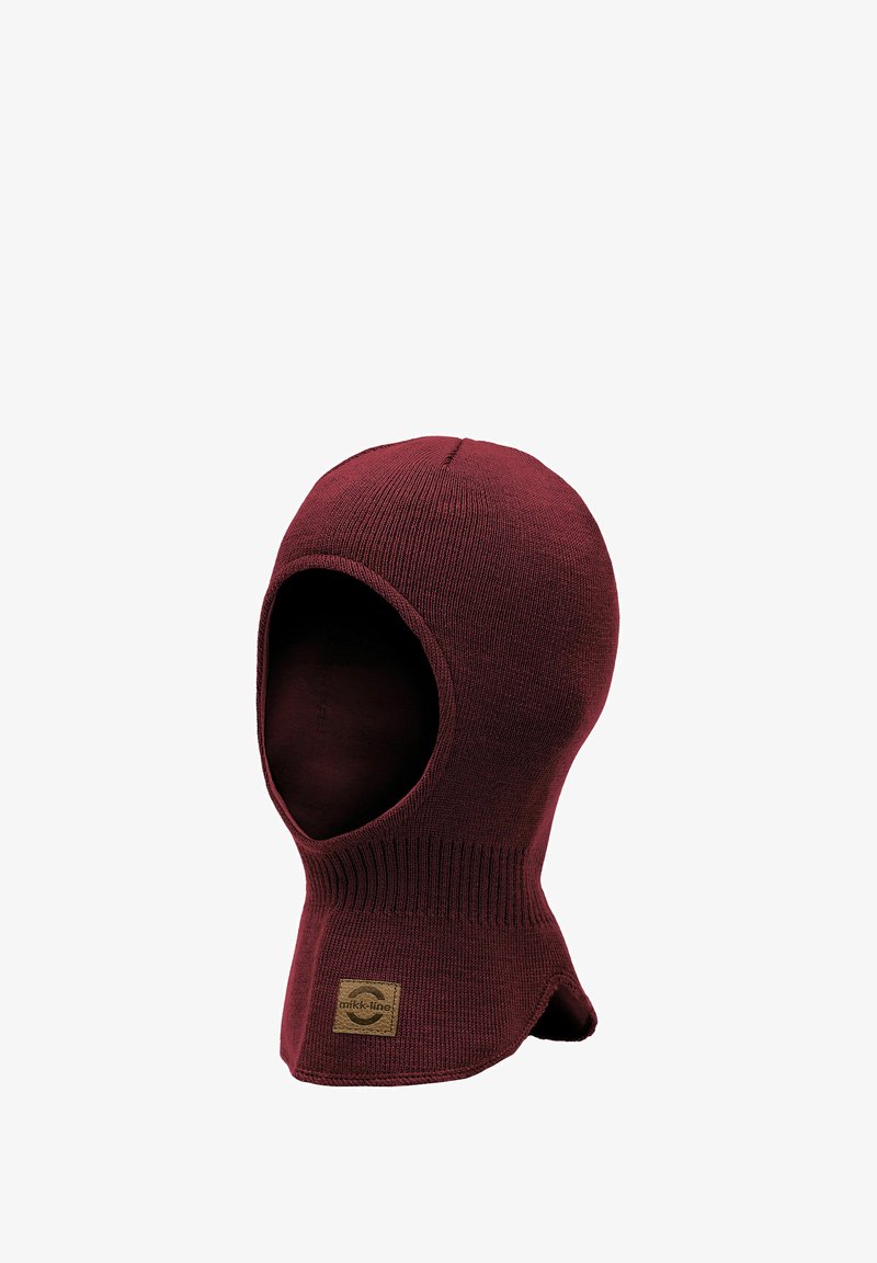 Balaclava tricotat burgund cu vârf rotund, deschidere pentru față și margine ribbed. Prezintă o suprafață texturată și un mic patch branduit.