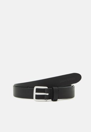Ceinture en cuir noir avec une boucle rectangulaire argentée, roulée avec l’extrémité libre montrant un nom de marque embossé.