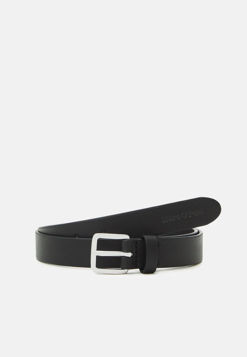 Ceinture en cuir noir avec une boucle rectangulaire argentée, roulée avec l’extrémité libre montrant un nom de marque embossé.