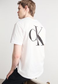 Calvin Klein Jeans REGULAR FIT TEE WITH BOLD BACK PRINT - T-shirt con stampa - bright white