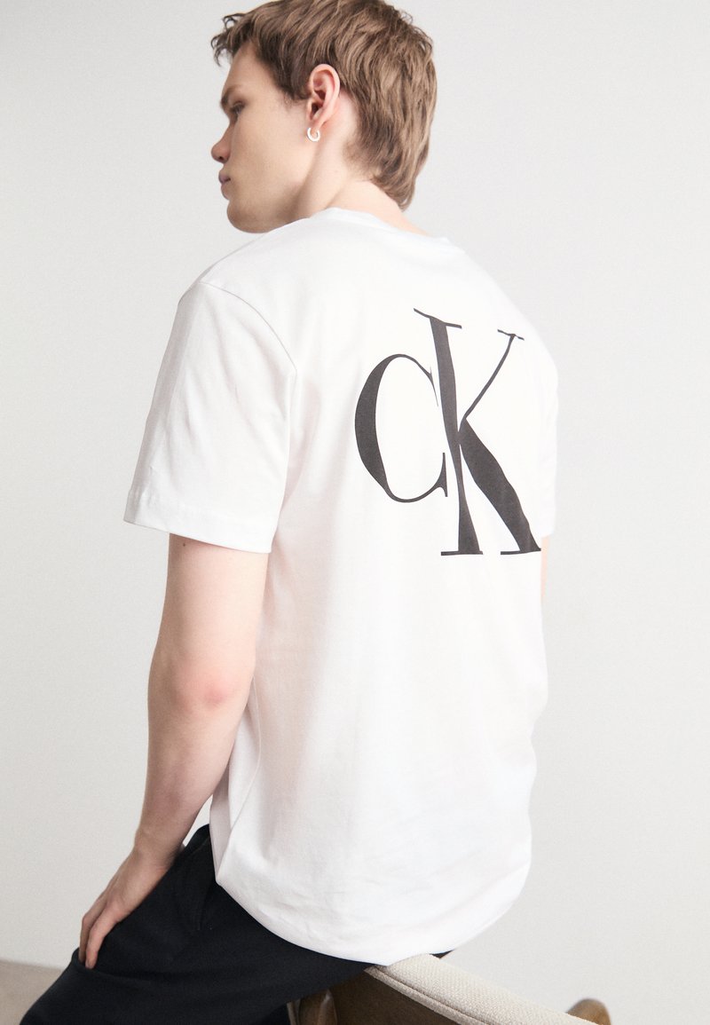 Calvin Klein Jeans REGULAR FIT TEE WITH BOLD BACK PRINT - T-shirt con stampa - bright white