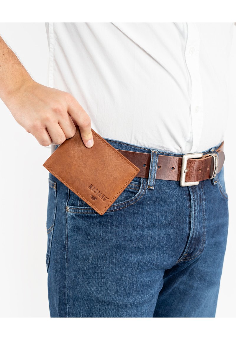 MUSTANG Temi Portafoglio In Pelle Marrone - Compatto Con RFID, 8x10,5x2,5 Cm - 2 Scomparti Banconote E 5 Slot Carte - 2