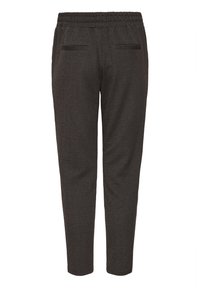 Pantalon marron à motif chevrons avec taille élastique et deux poches passepoilées à l'arrière, coupe fuselée.
