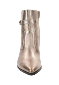 Metalen bronzen enkellaars met een spitse neus, een gladde leertextuur, een ritssluiting aan de zijkant en een verstelbare band rond de enkel.
