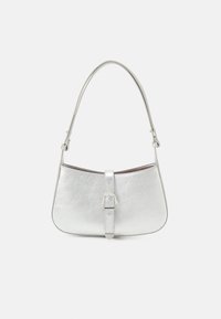 Hopeinen nahkainen käsilaukku, jossa on kaareva muoto, säädettävä olkahihna ja etuosassa solkilukko. Teksturoitu pinta tuo visuaalista kiinnostavuutta.