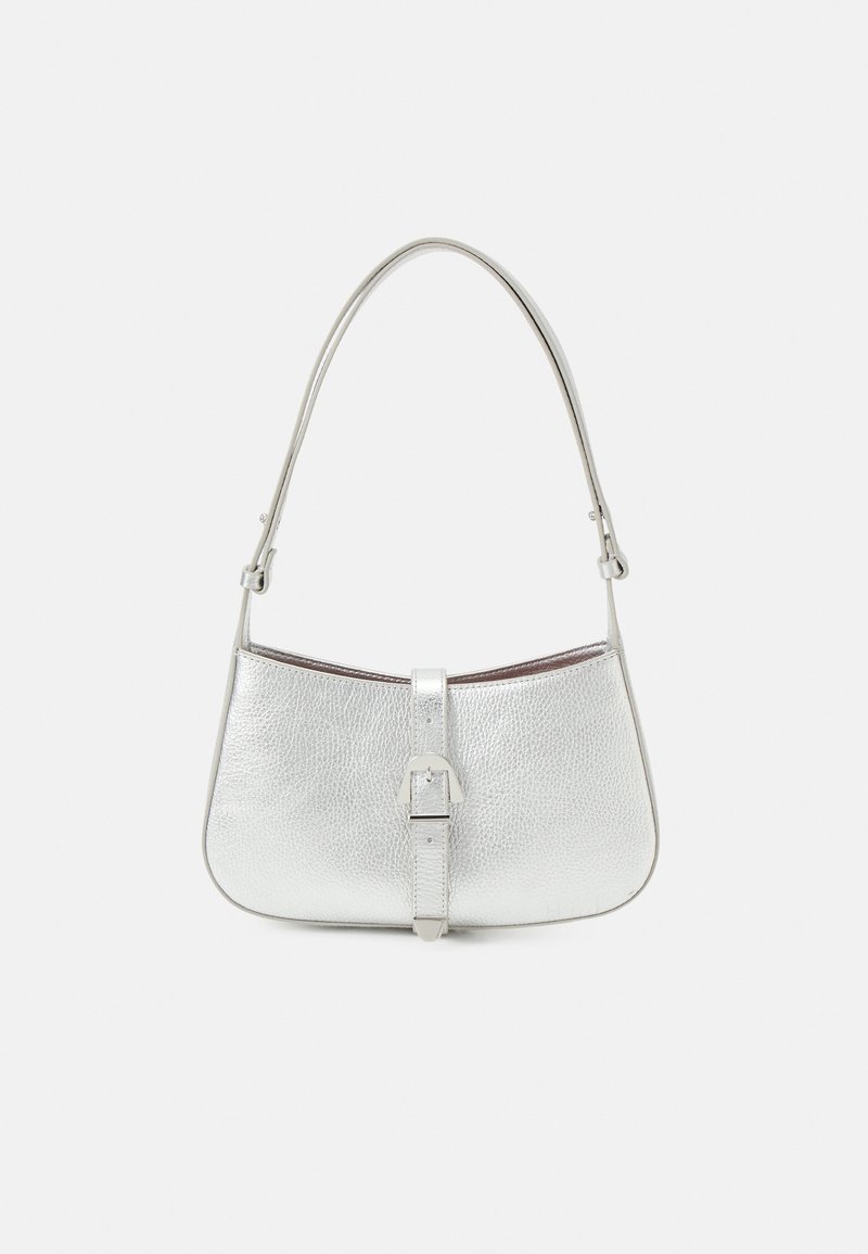 Hopeinen nahkainen käsilaukku, jossa on kaareva muoto, säädettävä olkahihna ja etuosassa solkilukko. Teksturoitu pinta tuo visuaalista kiinnostavuutta.