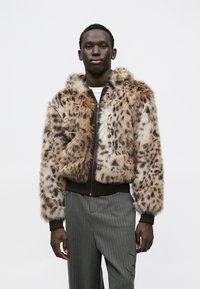 Kurtka bomberka z kapturem z imitacji futra w panterkę, z zamkiem błyskawicznym z przodu, ściągaczami na rękawach i brązowym paskiem w talii.