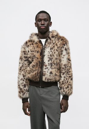 Kurtka bomberka z kapturem z imitacji futra w panterkę, z zamkiem błyskawicznym z przodu, ściągaczami na rękawach i brązowym paskiem w talii.