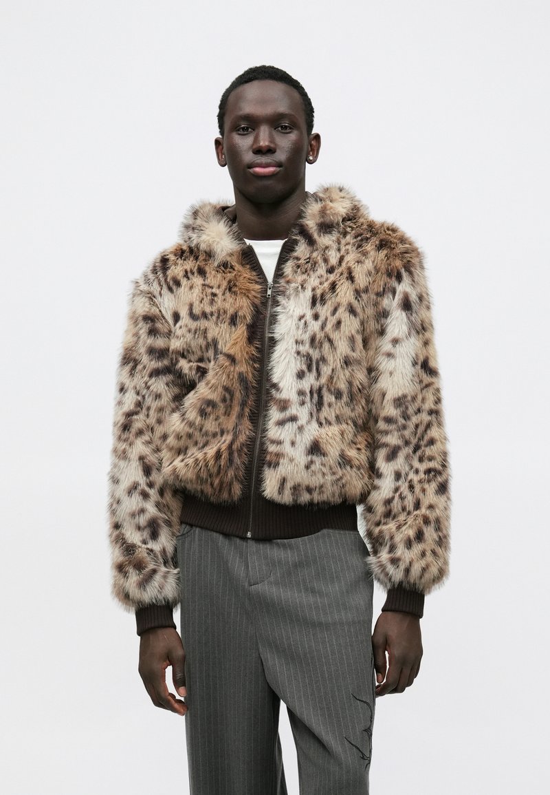 Kurtka bomberka z kapturem z imitacji futra w panterkę, z zamkiem błyskawicznym z przodu, ściągaczami na rękawach i brązowym paskiem w talii.