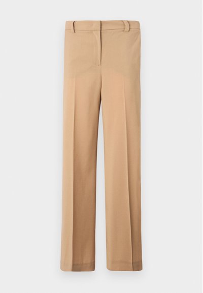 Pantaloni bej, croiți, cu un design drept. Realizați dintr-un material neted, au loop-uri pentru curea și o pliuri pe față.