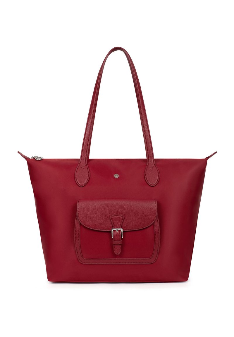 Rode draagtas met lange schouderbanden en een voorzak met gespsluiting, gezet tegen een witte achtergrond.