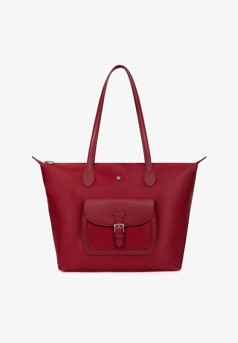 Rode draagtas met lange schouderbanden en een voorzak met gespsluiting, gezet tegen een witte achtergrond.