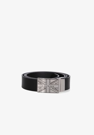 Ceinture en cuir noir roulée avec une boucle rectangulaire en argent ornée d'un drapeau Union Jack gravé et du texte "John Richmond".