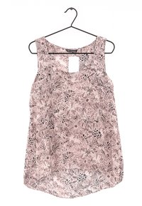 Květinová bezrukávová blůza ve světlé růžové barvě, s květinovým vzorem v tmavších odstínech, kulatým výstřihem a výřezem ve tvaru klíčové dírky na zadní straně.