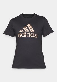 Svart bomullst-shirt med leopardmönstrad Adidas-logga på bröstet, rund hals, korta ärmar och rak fåll.