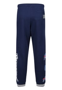 Marineblå sweatpants lavet af bomuld med hvide tekst og accenter. Har elastisk talje, ribbede manchetter og en baglomme med et mærke.