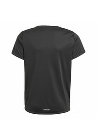 Camiseta deportiva negra de manga corta, hecha de un tejido suave, con un escote redondeado y la etiqueta AEROREADY en el dobladillo inferior. Diseño y corte sencillo.