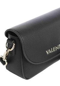 Pochette in pelle nera con superficie testurizzata. Presenta una chiusura a patta, ferrature color oro e il nome del marchio "VALENTINO" impresso sul davanti.