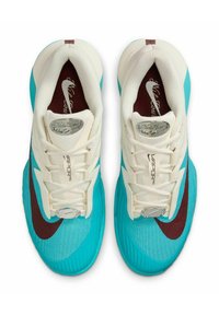 Zapatillas azul claro con malla blanca y acentos en color marrón. Cuentan con una suela texturizada y detalle de logo metálico en la lengua y el lateral.